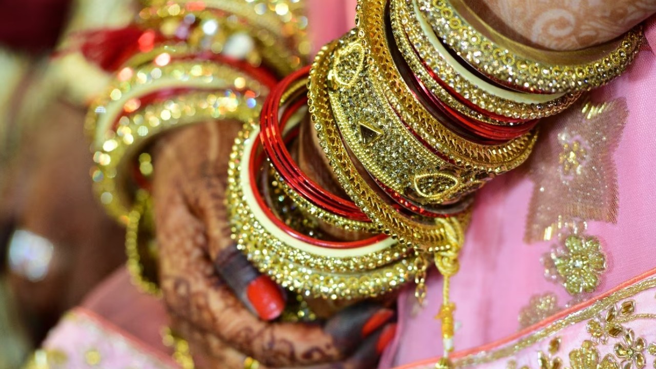 Gold Rate Today : పసిడి ప్రియులకు ఊరట.. ఇవాళ తెలుగు రాష్ట్రాల్లో బంగారం, వెండి ధరలు ఎంతంటే? Gold Rate Today : పసిడి ప్రియులకు ఊరట.. ఇవాళ తెలుగు రాష్ట్రాల్లో బంగారం, వెండి ధరలు ఎంతంటే?
