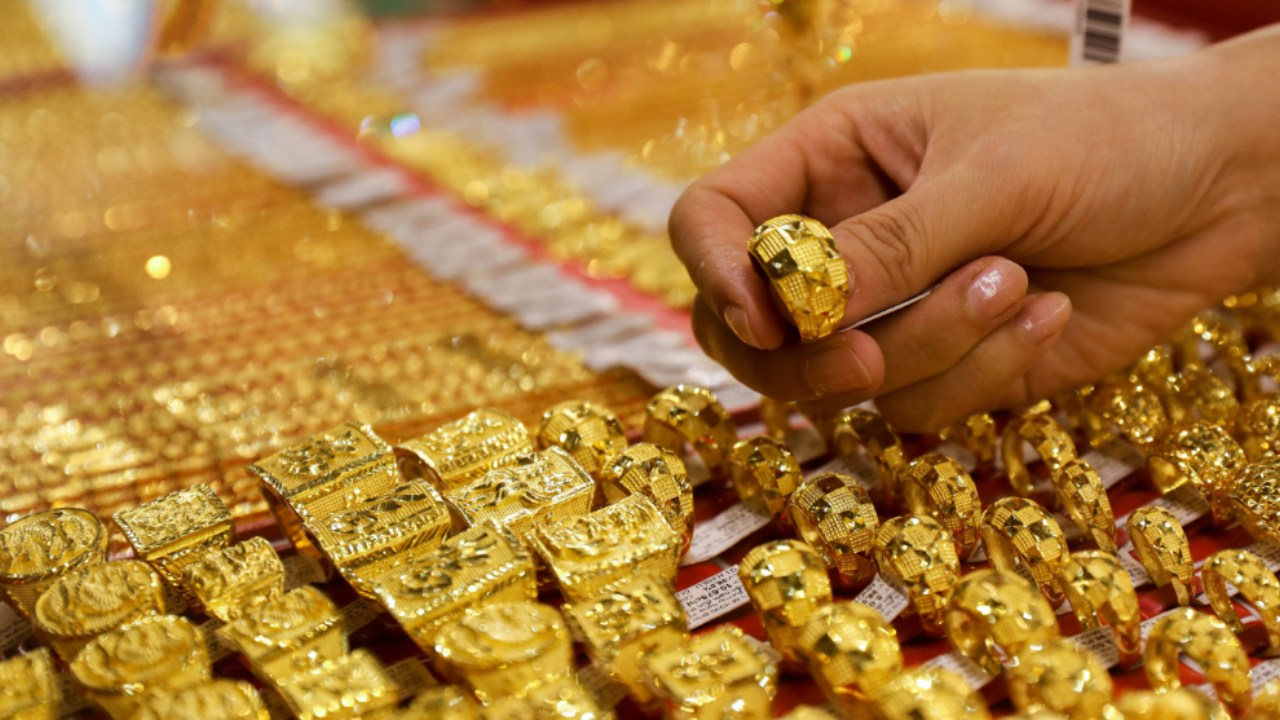 Gold Price Today : భగ్గుమంటున్న బంగారం ధర.. తెలుగు రాష్ట్రాల్లో తులం గోల్డ్ ధర ఎంతో తెలుసా? Gold Price Today : భగ్గుమంటున్న బంగారం ధర.. తెలుగు రాష్ట్రాల్లో తులం గోల్డ్ ధర ఎంతో తెలుసా?