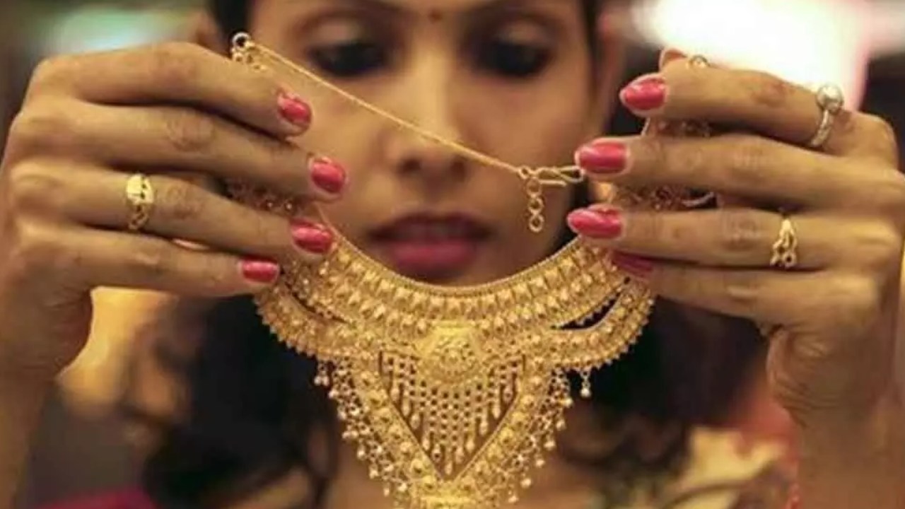 Gold Price Today : బంగారం కొనుగోలుదారులకు బిగ్షాక్.. భారీగా పెరిగిన బంగారం, వెండి ధరలు Gold Price Today : బంగారం కొనుగోలుదారులకు బిగ్షాక్.. భారీగా పెరిగిన బంగారం, వెండి ధరలు