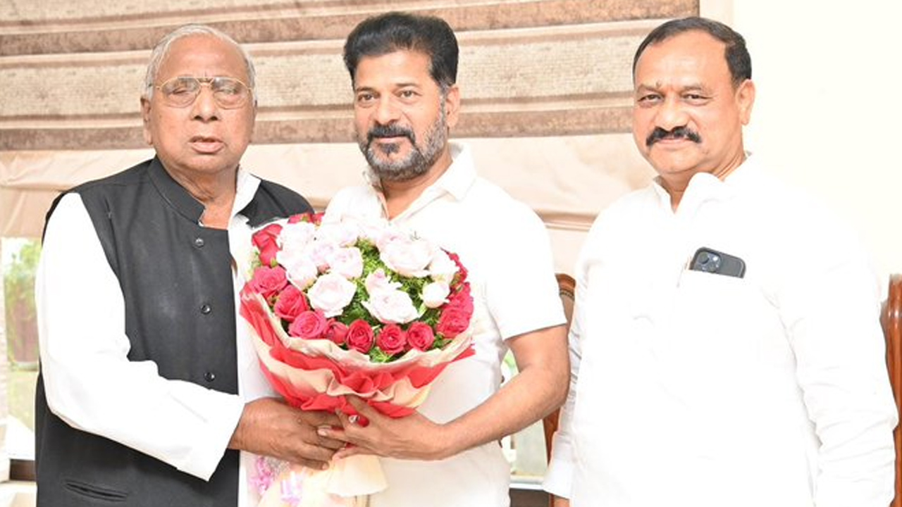 ముఖ్యమంత్రి రేవంత్ రెడ్డితో సీనియర్ నేత వీహెచ్ భేటీ ముఖ్యమంత్రి రేవంత్ రెడ్డితో సీనియర్ నేత వీహెచ్ భేటీ