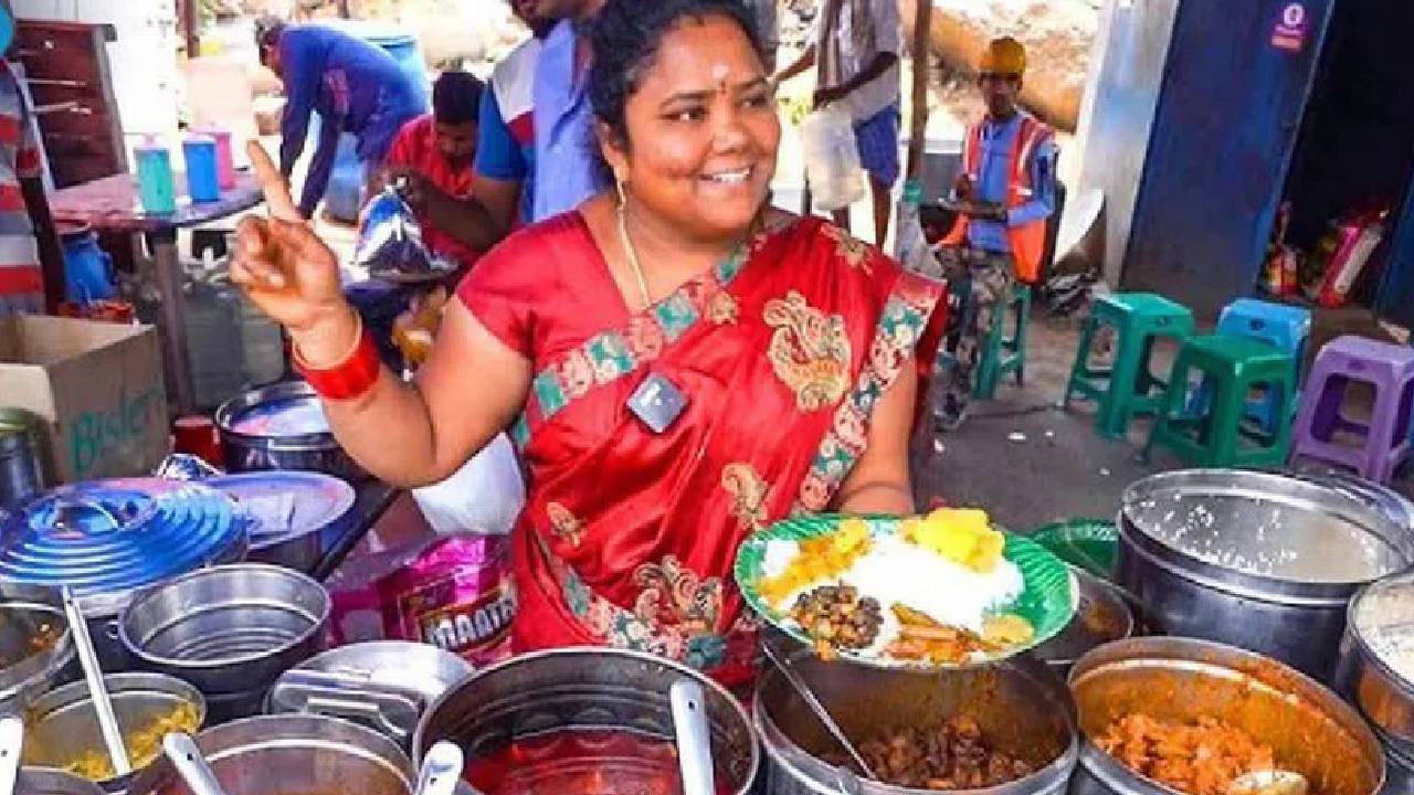 Kumari Aunty : మార్కెట్లో కుమారి ఆంటీ క్రేజ్ చూస్తుంటే.. నెక్స్ట్ బిగ్బాస్నా..! Kumari Aunty : మార్కెట్లో కుమారి ఆంటీ క్రేజ్ చూస్తుంటే.. నెక్స్ట్ బిగ్బాస్నా..!