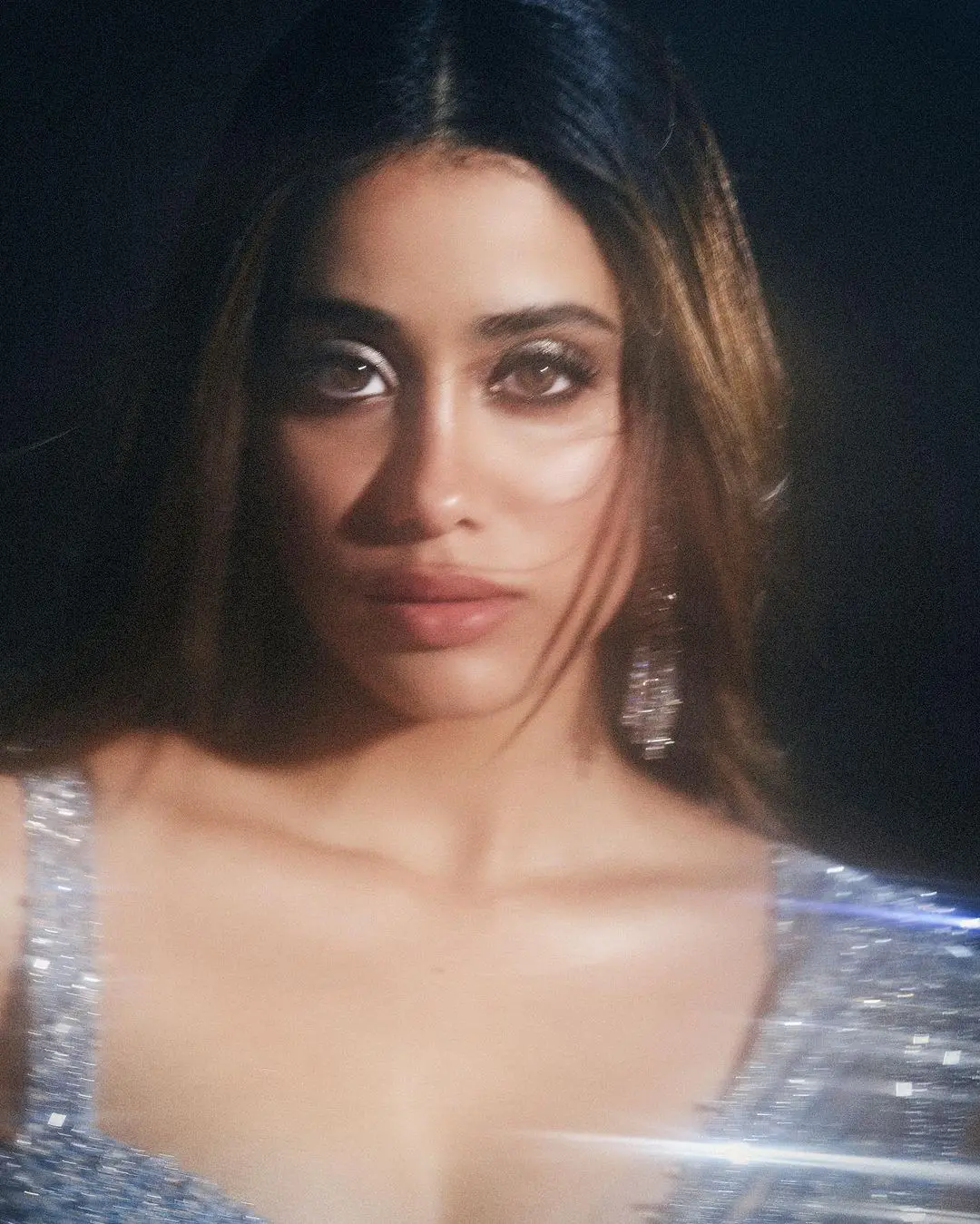 Janhvi Kapoor Shines in Glowing Saree