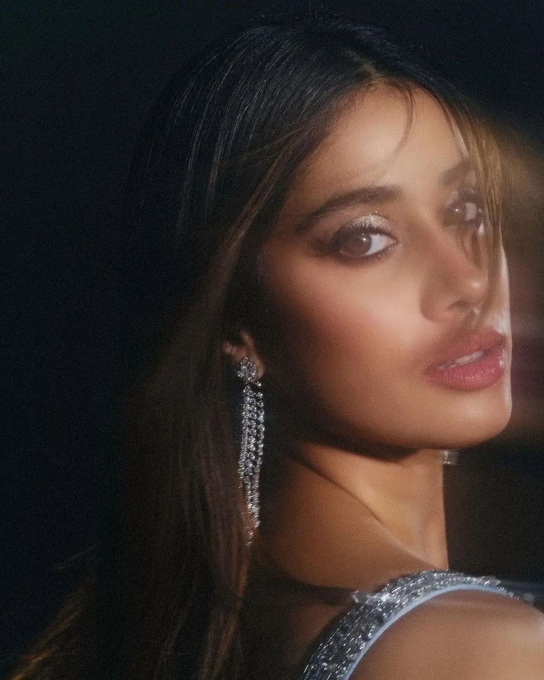 Janhvi Kapoor Shines in Glowing Saree