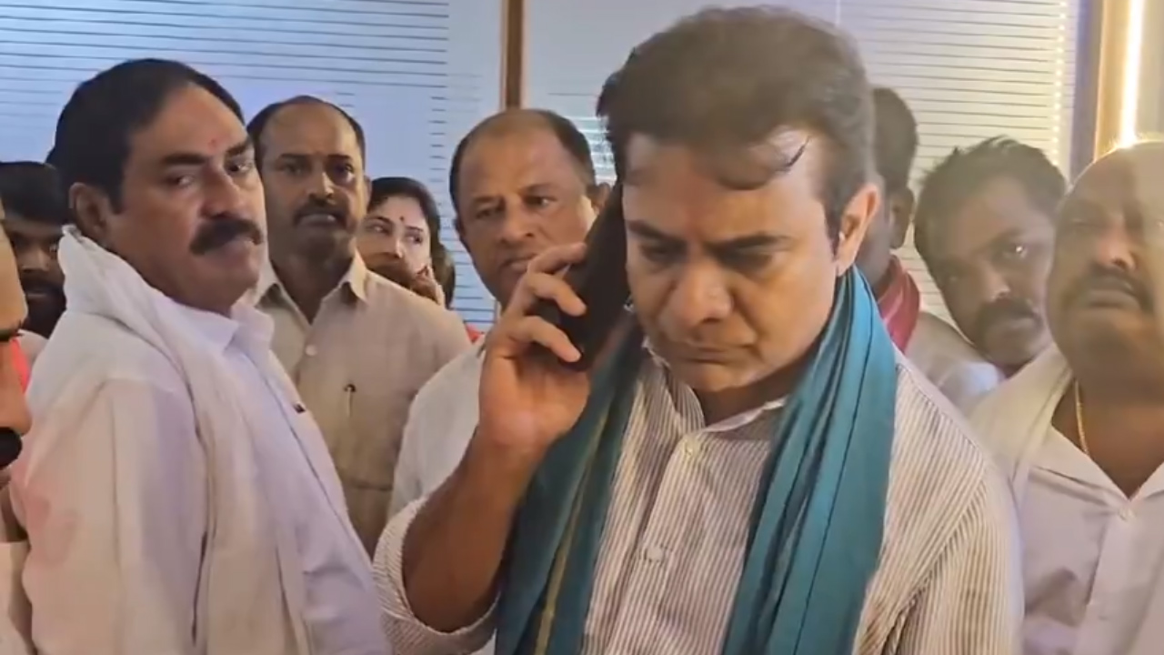 జై తెలంగాణ అంటే.. థర్డ్ డిగ్రీ ప్రయోగిస్తారా: పోలీసులపై కేటీఆర్ పైర్ జై తెలంగాణ అంటే.. థర్డ్ డిగ్రీ ప్రయోగిస్తారా: పోలీసులపై కేటీఆర్ పైర్