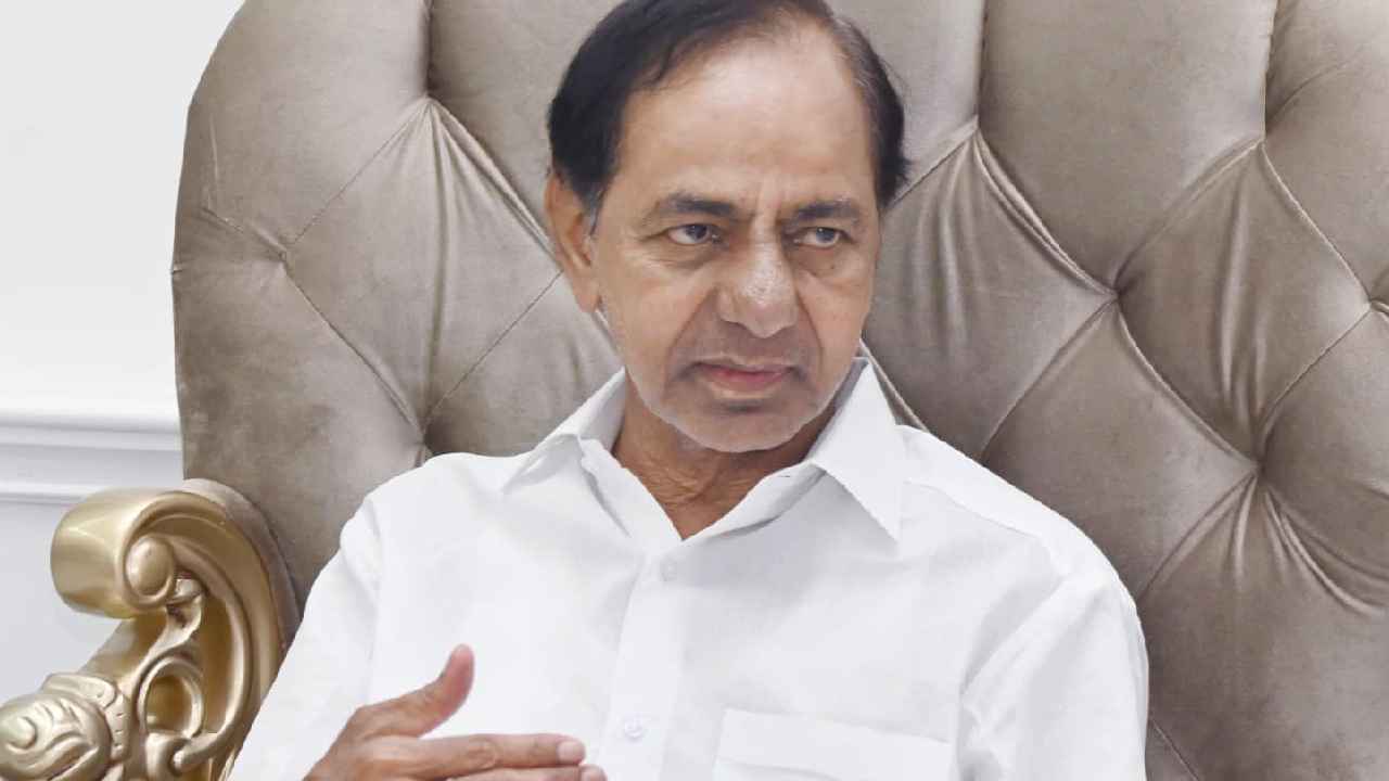 కేసీఆర్ ప్రయాణిస్తున్న బస్సును తనిఖీ చేసిన పోలీసులు కేసీఆర్ ప్రయాణిస్తున్న బస్సును తనిఖీ చేసిన పోలీసులు