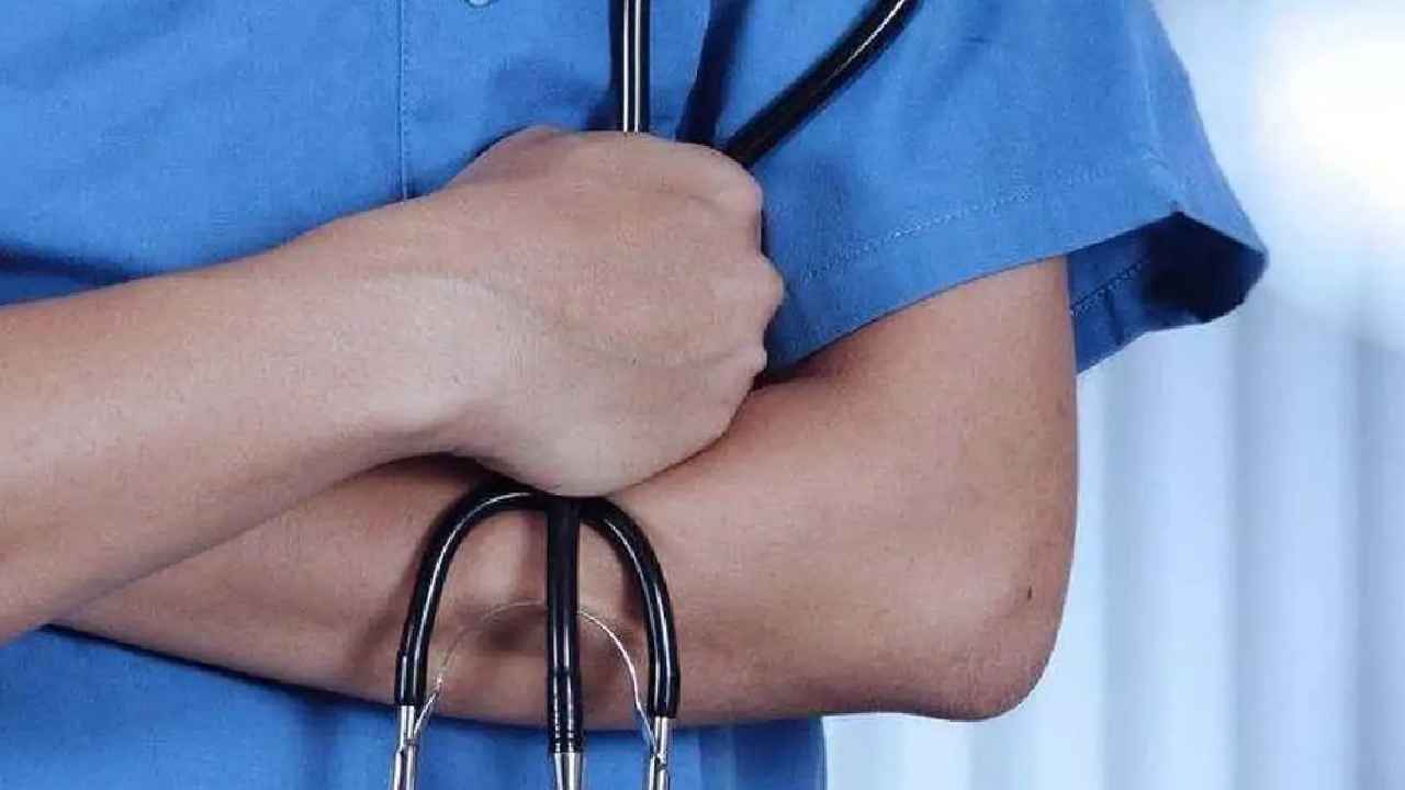 Kothagudem Medical College : రాత్రి పూట వీడియోలు తీసి వేధింపులు.. ప్రిన్సిపాల్కు వ్యతిరేకంగా కొత్తగూడెం ప్రభుత్వ మెడికల్ కాలేజీ విద్యార్థుల ఆందోళన Kothagudem Medical College : రాత్రి పూట వీడియోలు తీసి వేధింపులు.. ప్రిన్సిపాల్కు వ్యతిరేకంగా కొత్తగూడెం ప్రభుత్వ మెడికల్ కాలేజీ విద్యార్థుల ఆందోళన