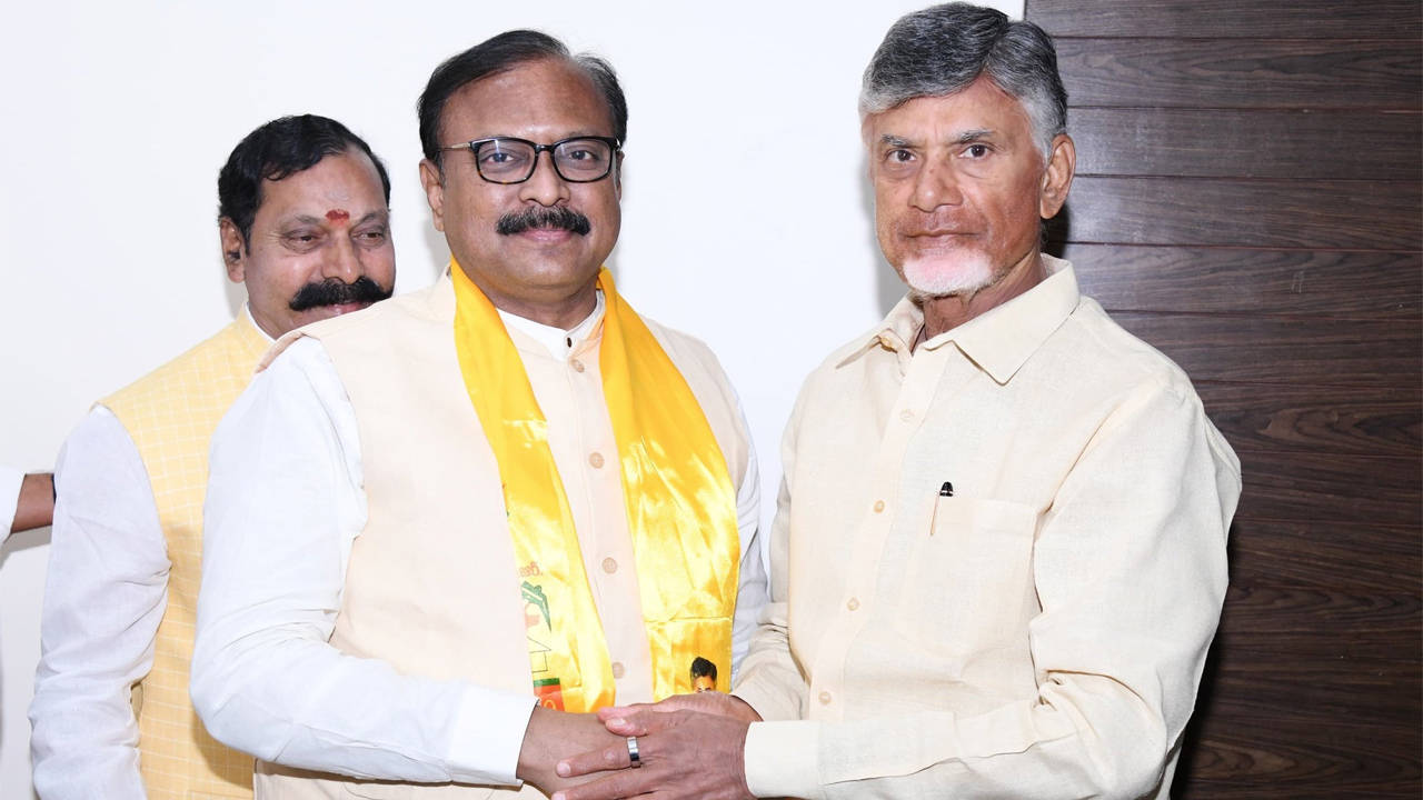 టీడీపీలో చేరిన కర్నూలు ఎంపీ సంజీవ్ కుమార్ టీడీపీలో చేరిన కర్నూలు ఎంపీ సంజీవ్ కుమార్