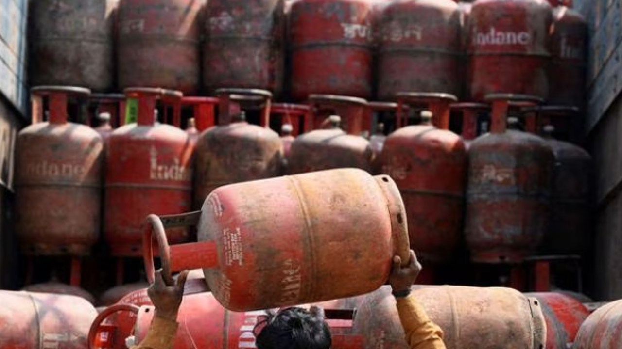 LPG gas Prices : భారీగా పెరిగిన కమర్షియల్ గ్యాస్ సిలిండర్ ధర.. తెలుగు రాష్ట్రాల్లో ప్రస్తుత ధర ఎంతంటే? LPG gas Prices : భారీగా పెరిగిన కమర్షియల్ గ్యాస్ సిలిండర్ ధర.. తెలుగు రాష్ట్రాల్లో ప్రస్తుత ధర ఎంతంటే?