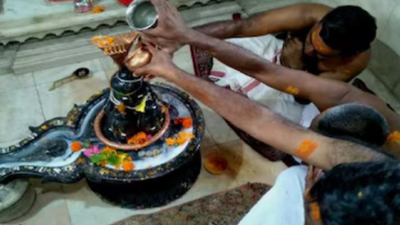 మహాశివరాత్రి రోజున పూజ సమయంలో ఏ రంగు దుస్తులు ధరించాలి? ఎందుకు.. మహాశివరాత్రి రోజున పూజ సమయంలో ఏ రంగు దుస్తులు ధరించాలి? ఎందుకు..