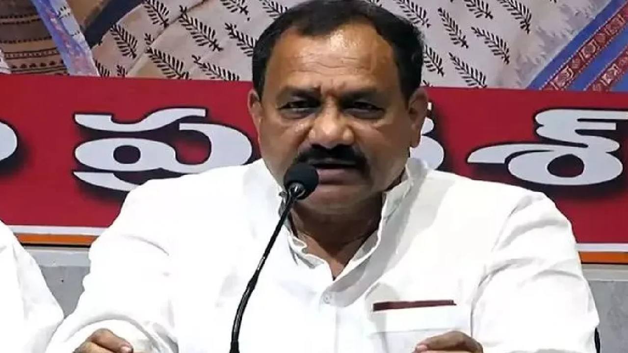 అప్పట్లో కేసీఆర్ రైతుల వద్దకు వెళ్లలేదు.. ఇప్పుడు వెళ్తున్నారు: మహేశ్ కుమార్ గౌడ్ అప్పట్లో కేసీఆర్ రైతుల వద్దకు వెళ్లలేదు.. ఇప్పుడు వెళ్తున్నారు: మహేశ్ కుమార్ గౌడ్