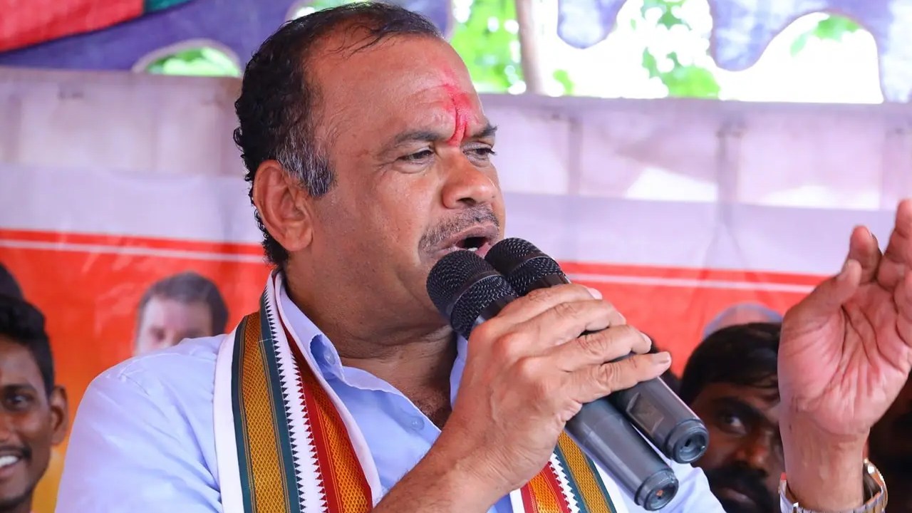 ప్రతిపక్షాల మాటలు నమ్మొద్దు.. 90రోజుల్లోనే హామీలు అమలు చేస్తున్నాం : మంత్రి కోమటిరెడ్డి వెంకట్ రెడ్డి ప్రతిపక్షాల మాటలు నమ్మొద్దు.. 90రోజుల్లోనే హామీలు అమలు చేస్తున్నాం : మంత్రి కోమటిరెడ్డి వెంకట్ రెడ్డి