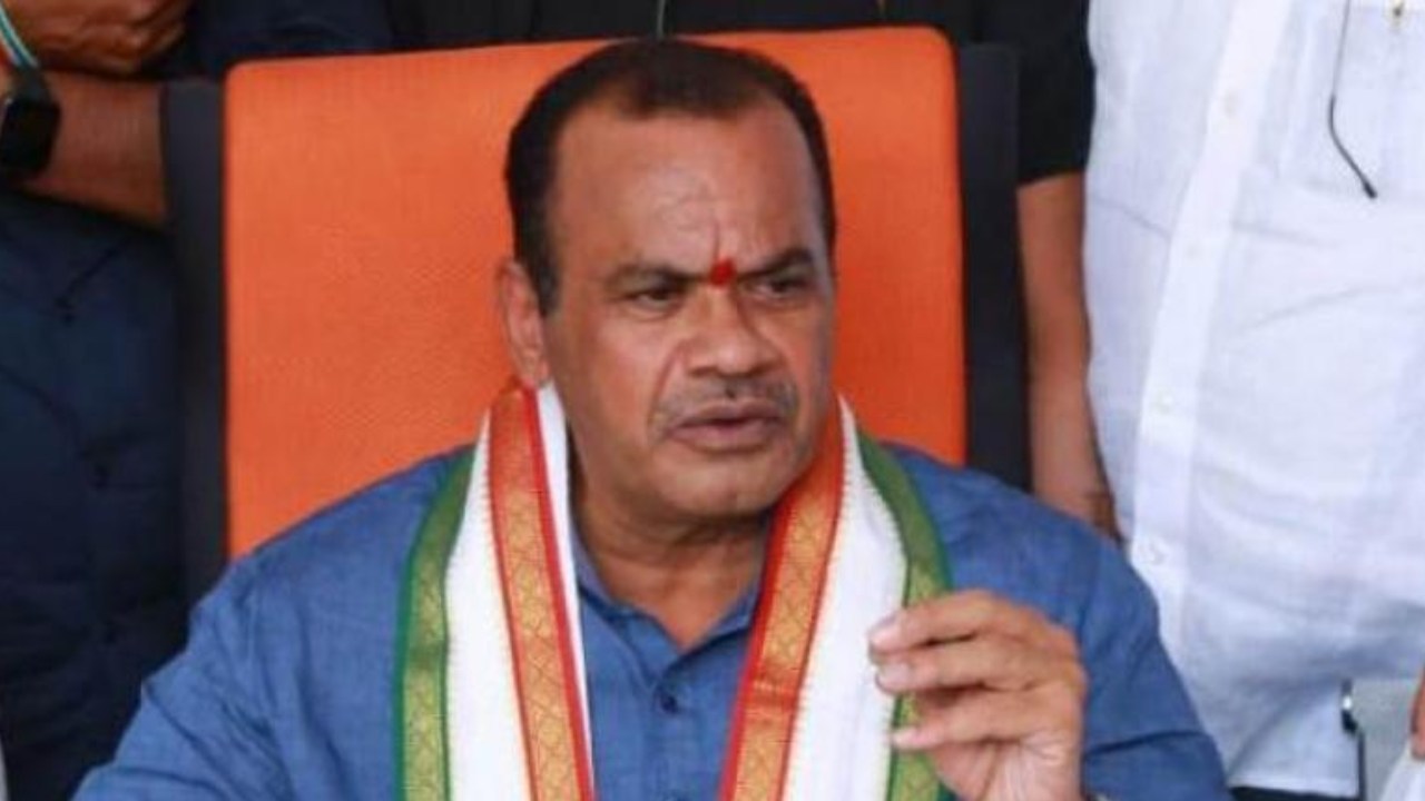 కేసీఆర్ని దేవుడు కూడా కాపాడలేడు.. ఇప్పటికే జైల్లో కవిత: మంత్రి కోమటిరెడ్డి కేసీఆర్ని దేవుడు కూడా కాపాడలేడు.. ఇప్పటికే జైల్లో కవిత: మంత్రి కోమటిరెడ్డి