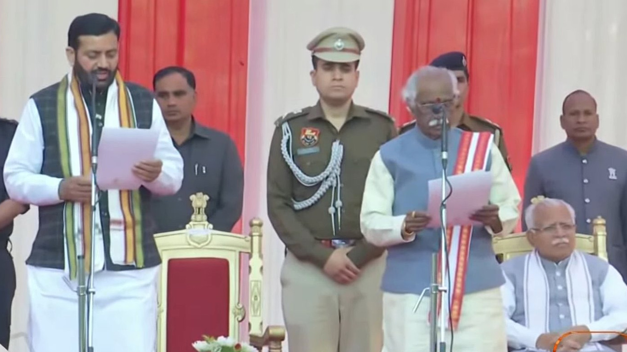 హర్యానా రాజకీయాల్లో నాటకీయ పరిణామాలు.. కొత్త సీఎంగా సైనీ ప్రమాణస్వీకారం హర్యానా రాజకీయాల్లో నాటకీయ పరిణామాలు.. కొత్త సీఎంగా సైనీ ప్రమాణస్వీకారం