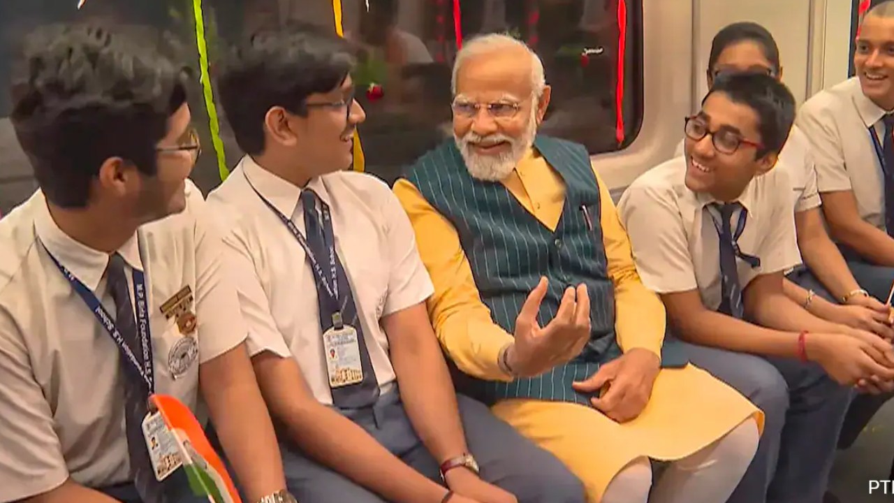 PM Modi : అండర్ వాటర్ మెట్రో రైలులో విద్యార్థులతో కలిసి మోదీ ప్రయాణం .. వీడియోలు వైరల్ PM Modi : అండర్ వాటర్ మెట్రో రైలులో విద్యార్థులతో కలిసి మోదీ ప్రయాణం .. వీడియోలు వైరల్