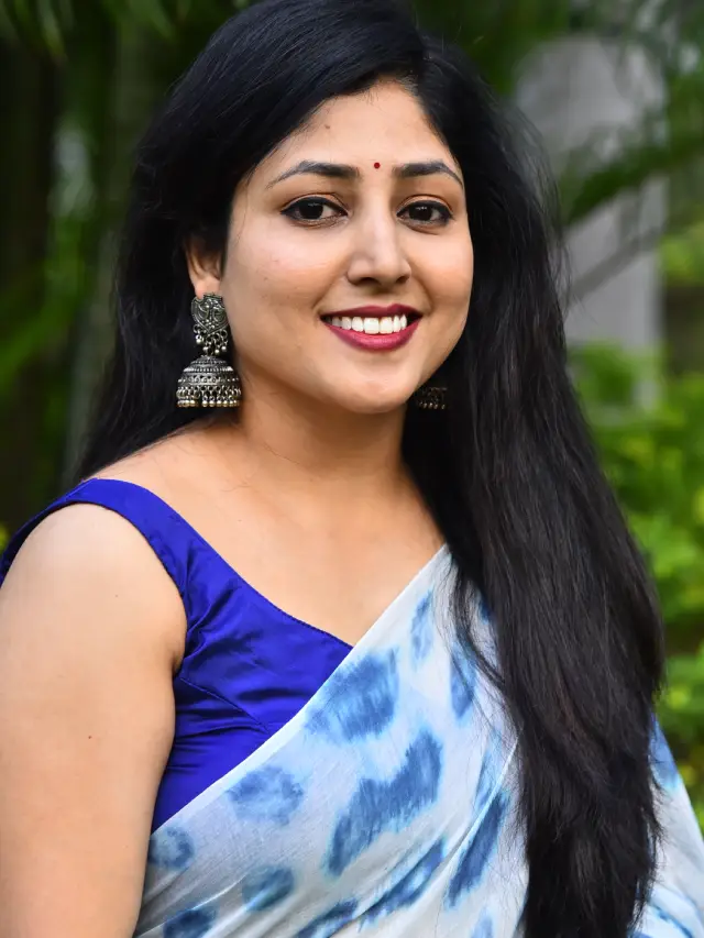 Praneekaanvikaa Stunning Looks in Saree