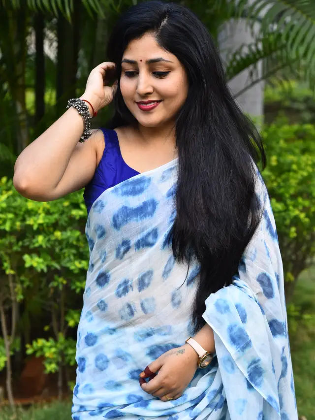 Praneekaanvikaa Stunning Looks in Saree