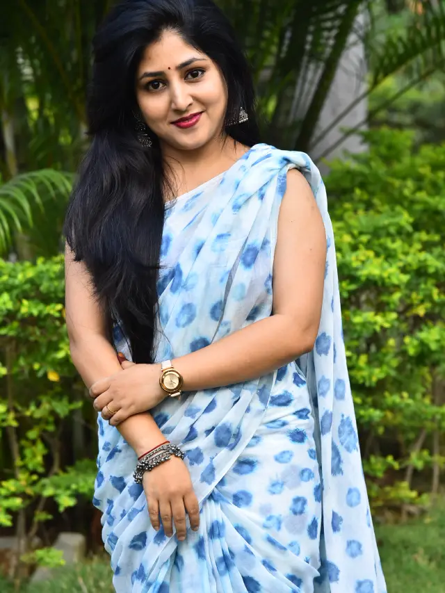 Praneekaanvikaa Stunning Looks in Saree