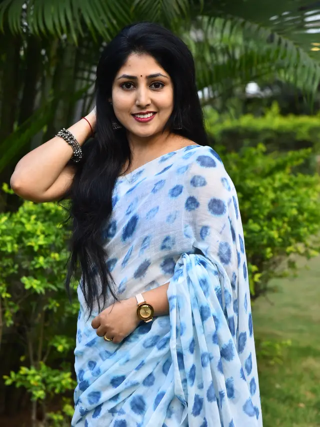 Praneekaanvikaa Stunning Looks in Saree