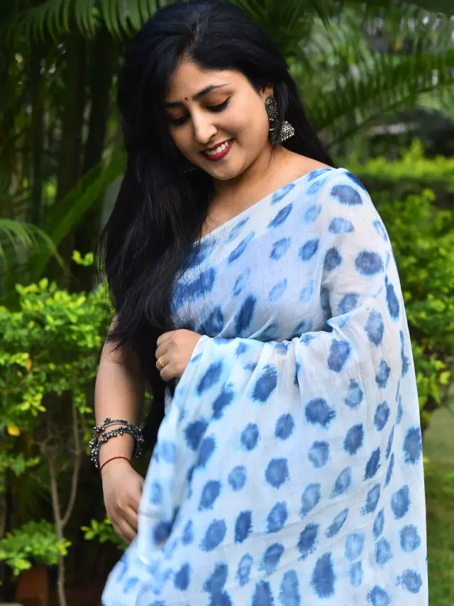 Praneekaanvikaa Stunning Looks in Saree