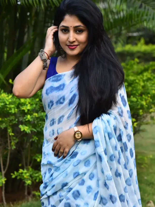 Praneekaanvikaa Stunning Looks in Saree