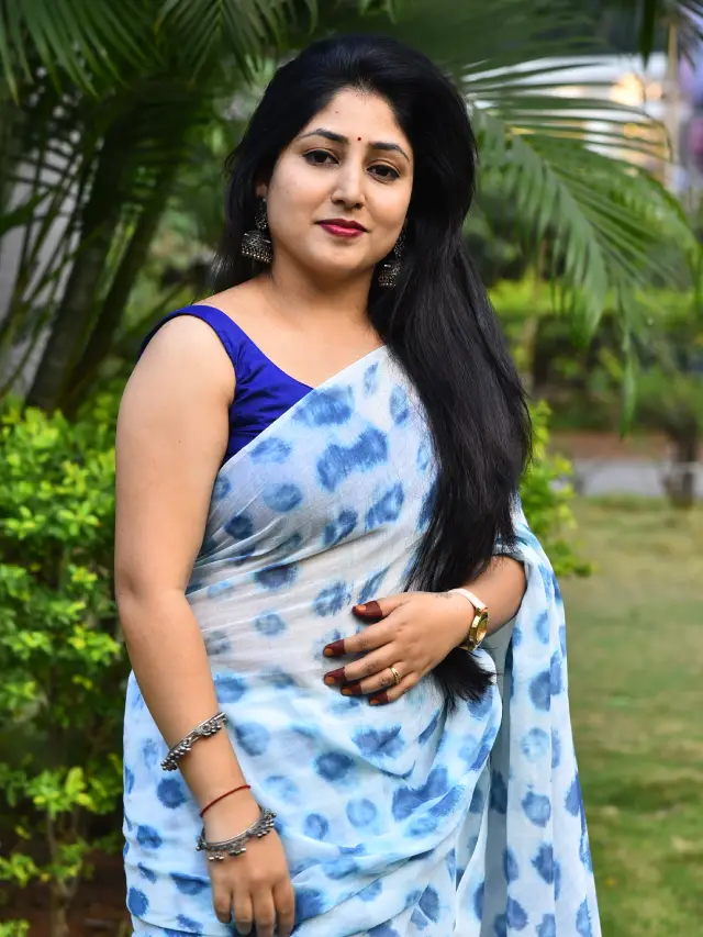Praneekaanvikaa Stunning Looks in Saree
