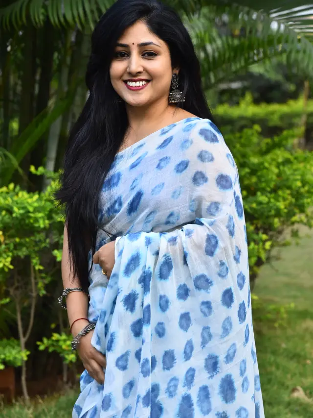 Praneekaanvikaa Stunning Looks in Saree