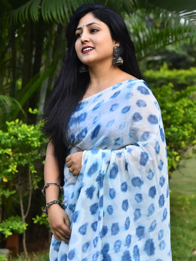 Praneekaanvikaa Stunning Looks in Saree
