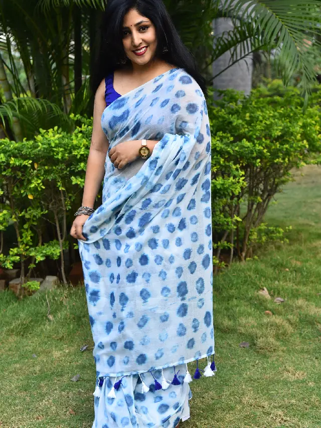 Praneekaanvikaa Stunning Looks in Saree