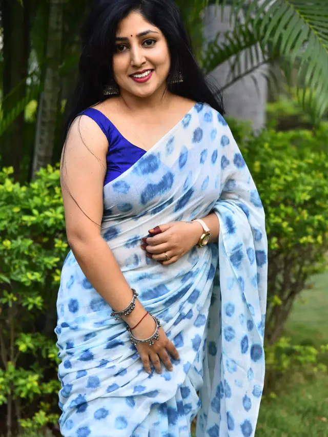 Praneekaanvikaa Stunning Looks in Saree