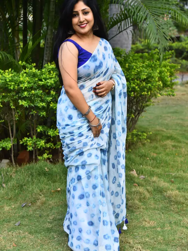 Praneekaanvikaa Stunning Looks in Saree