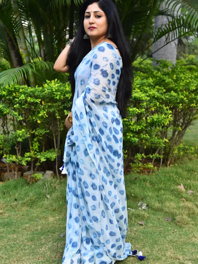 Praneekaanvikaa Stunning Looks in Saree