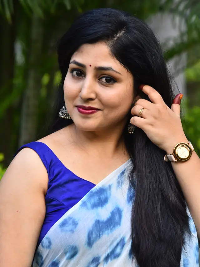 Praneekaanvikaa Stunning Looks in Saree