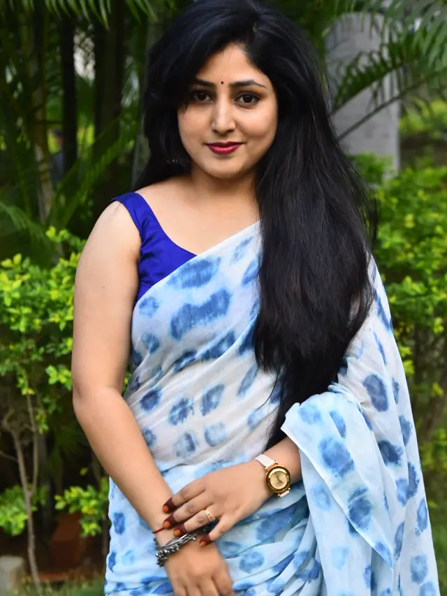 Praneekaanvikaa Stunning Looks in Saree