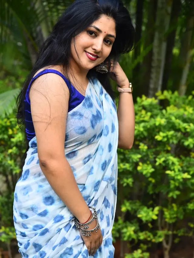 Praneekaanvikaa Stunning Looks in Saree