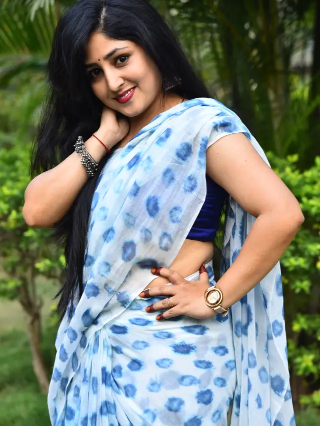 Praneekaanvikaa Stunning Looks in Saree