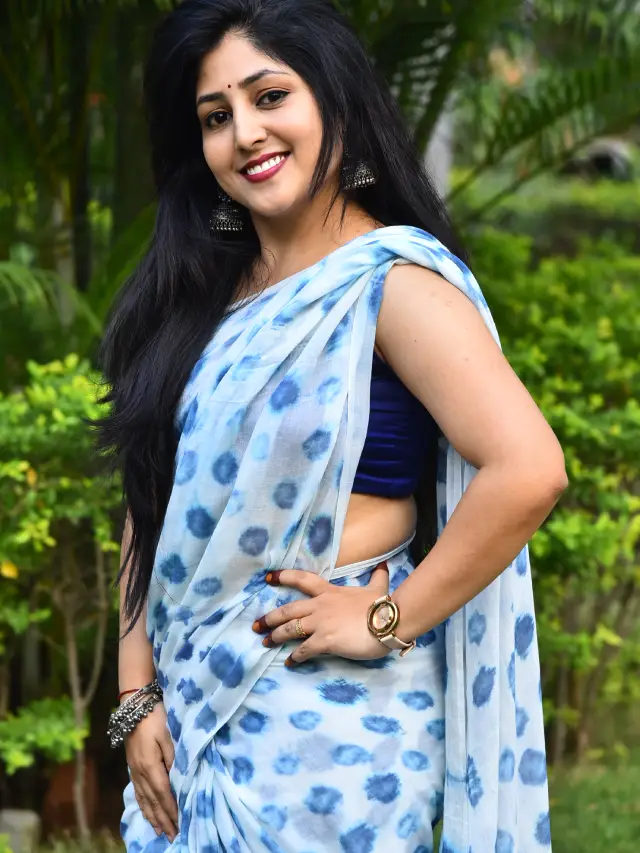 Praneekaanvikaa Stunning Looks in Saree