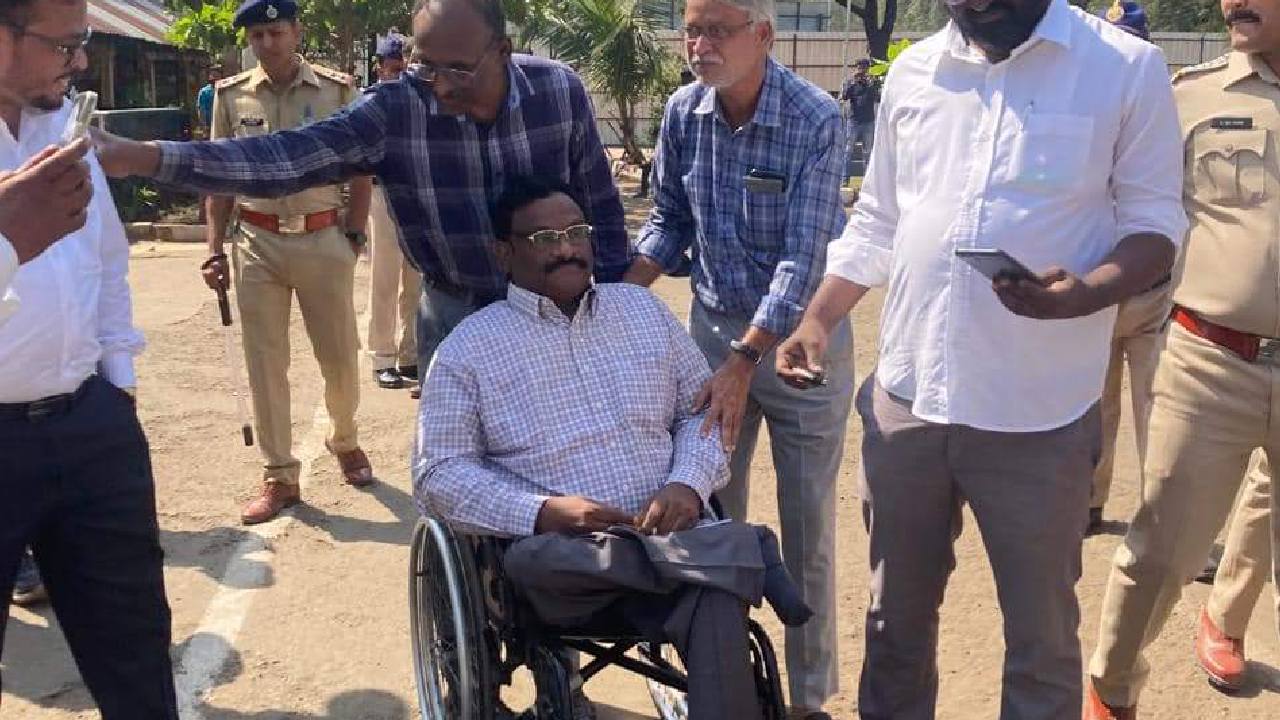 Professor Saibaba: జైలు నుంచి ప్రొఫెసర్ సాయిబాబా విడుదల Professor Saibaba: జైలు నుంచి ప్రొఫెసర్ సాయిబాబా విడుదల