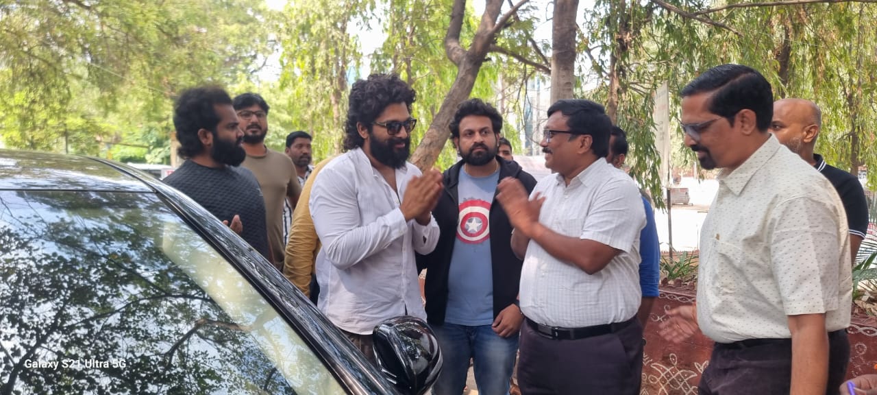 Pushpa 2 star Allu Arjun at Khairatabad RTO office Photo gone viral