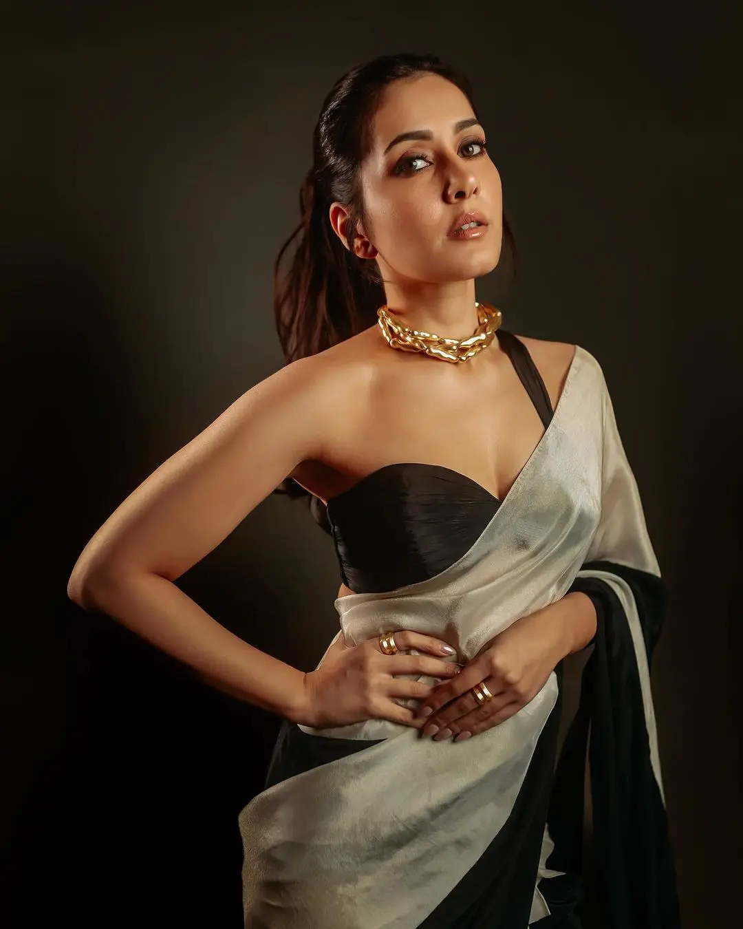 Raashi Khanna Latest Photoshoot in saree