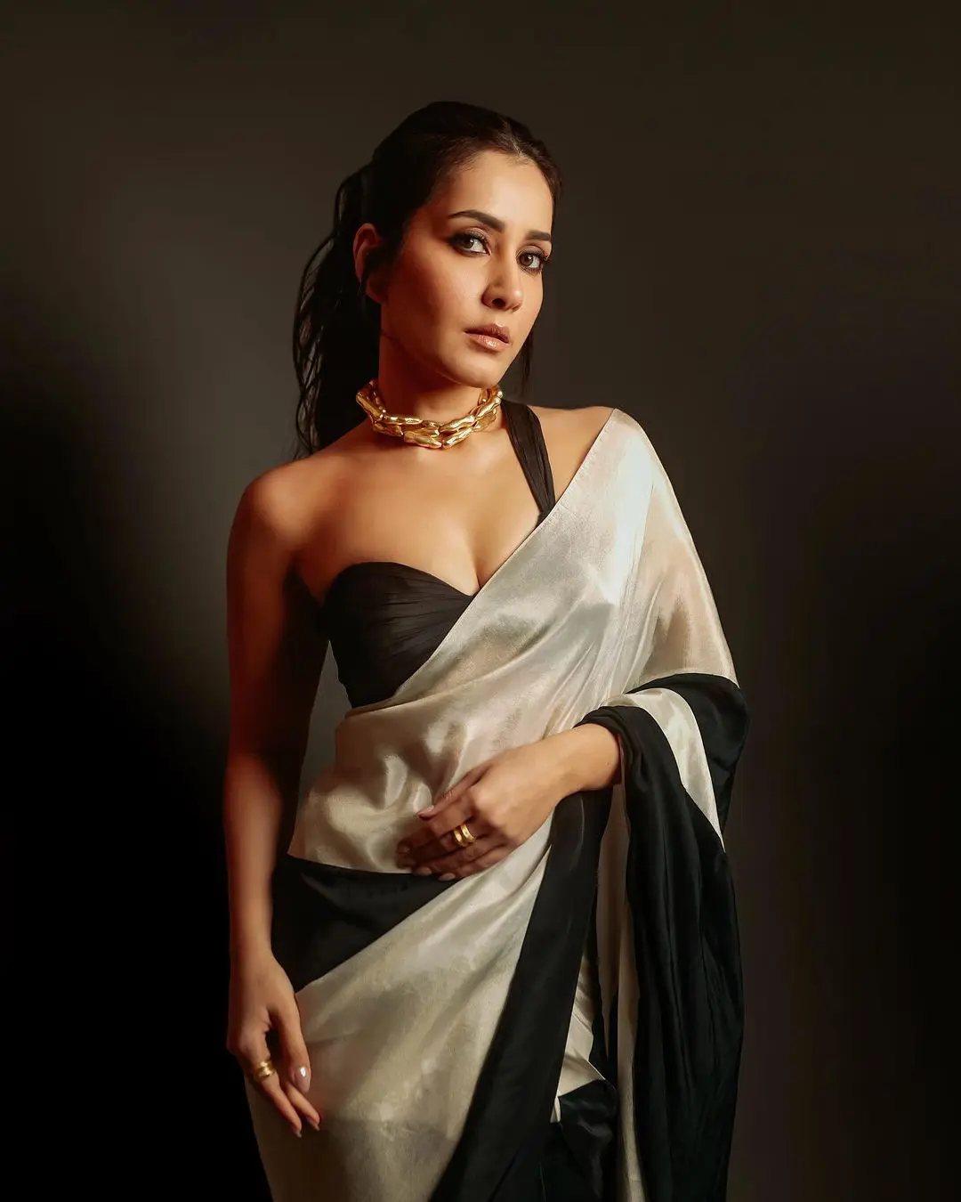 Raashi Khanna Latest Photoshoot in saree