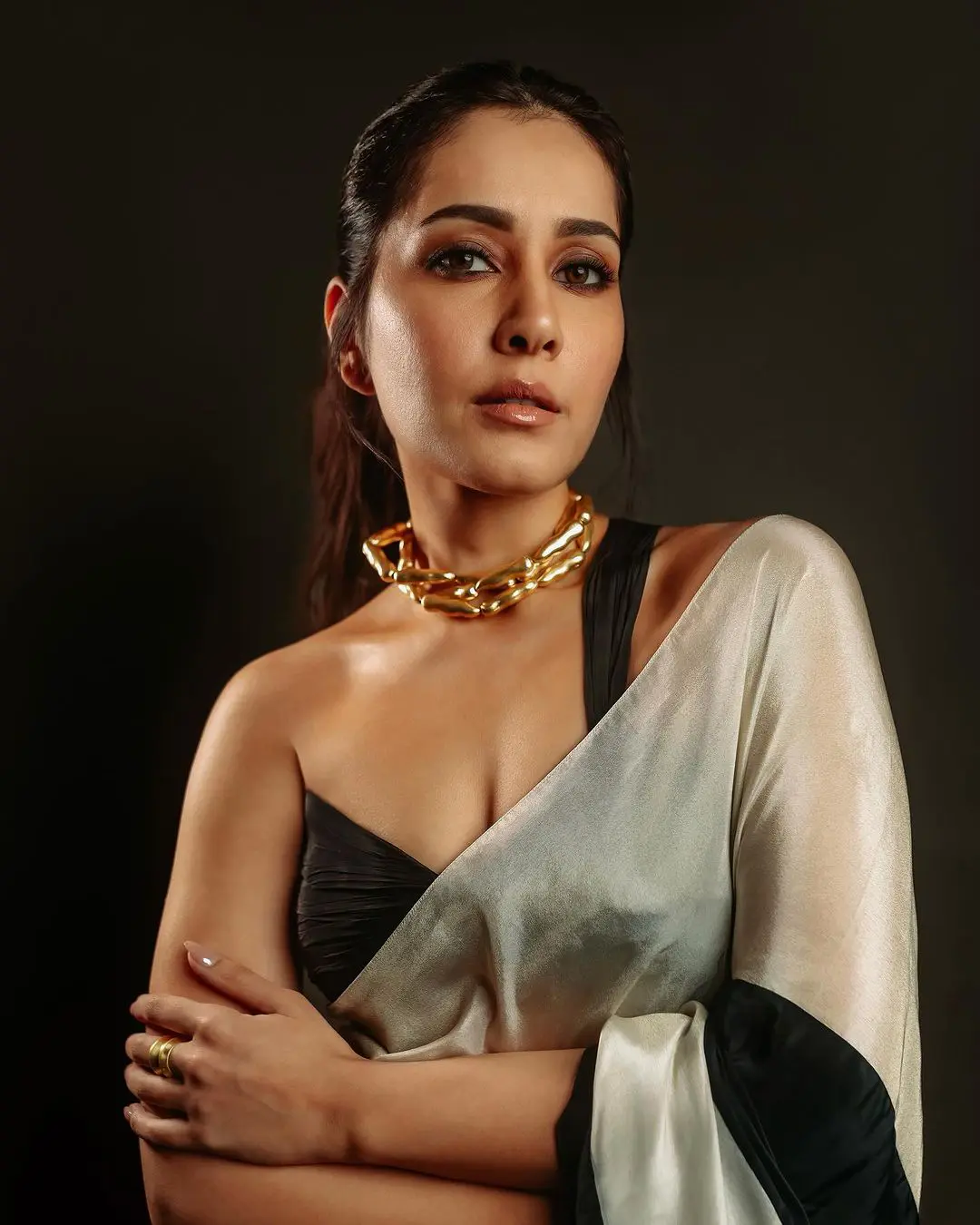 Raashi Khanna Latest Photoshoot in saree