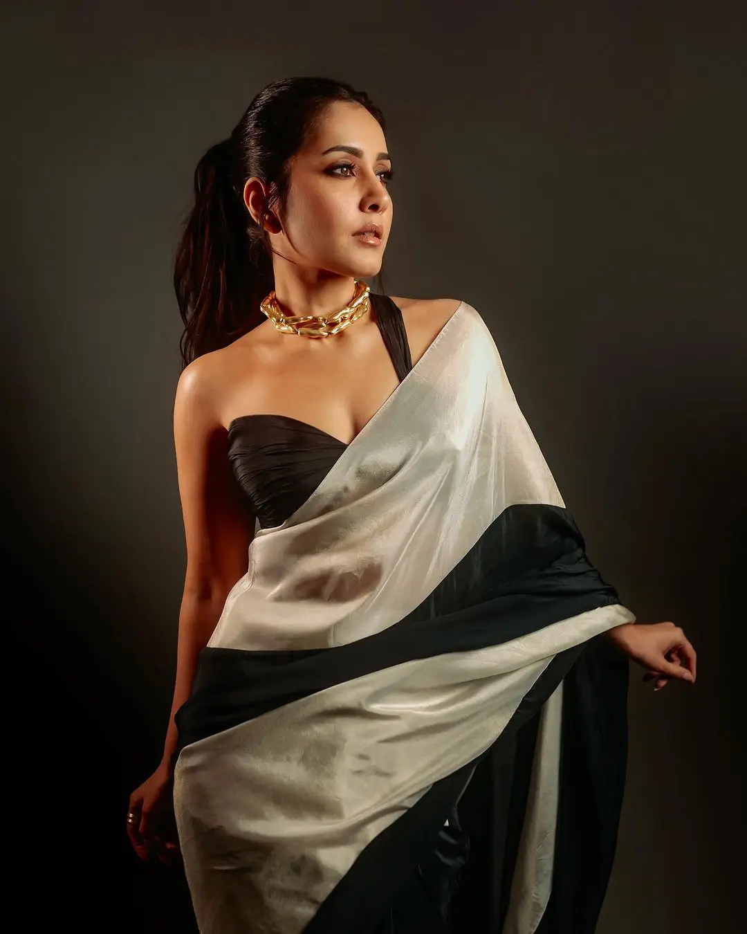Raashi Khanna Latest Photoshoot in saree