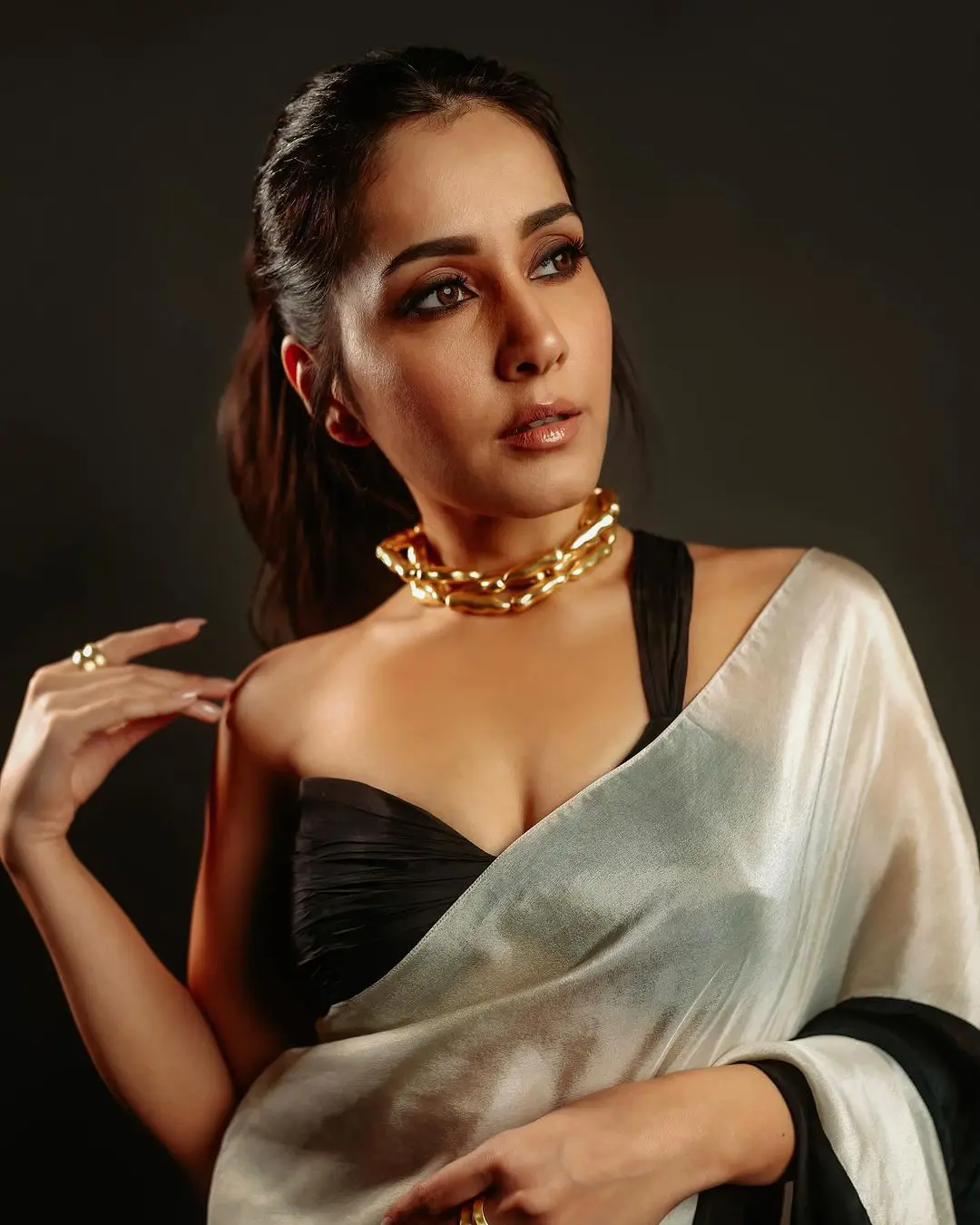 Raashi Khanna Latest Photoshoot in saree
