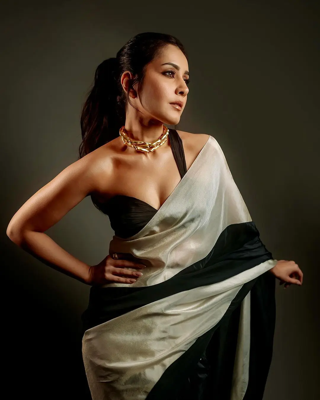Raashi Khanna Latest Photoshoot in saree