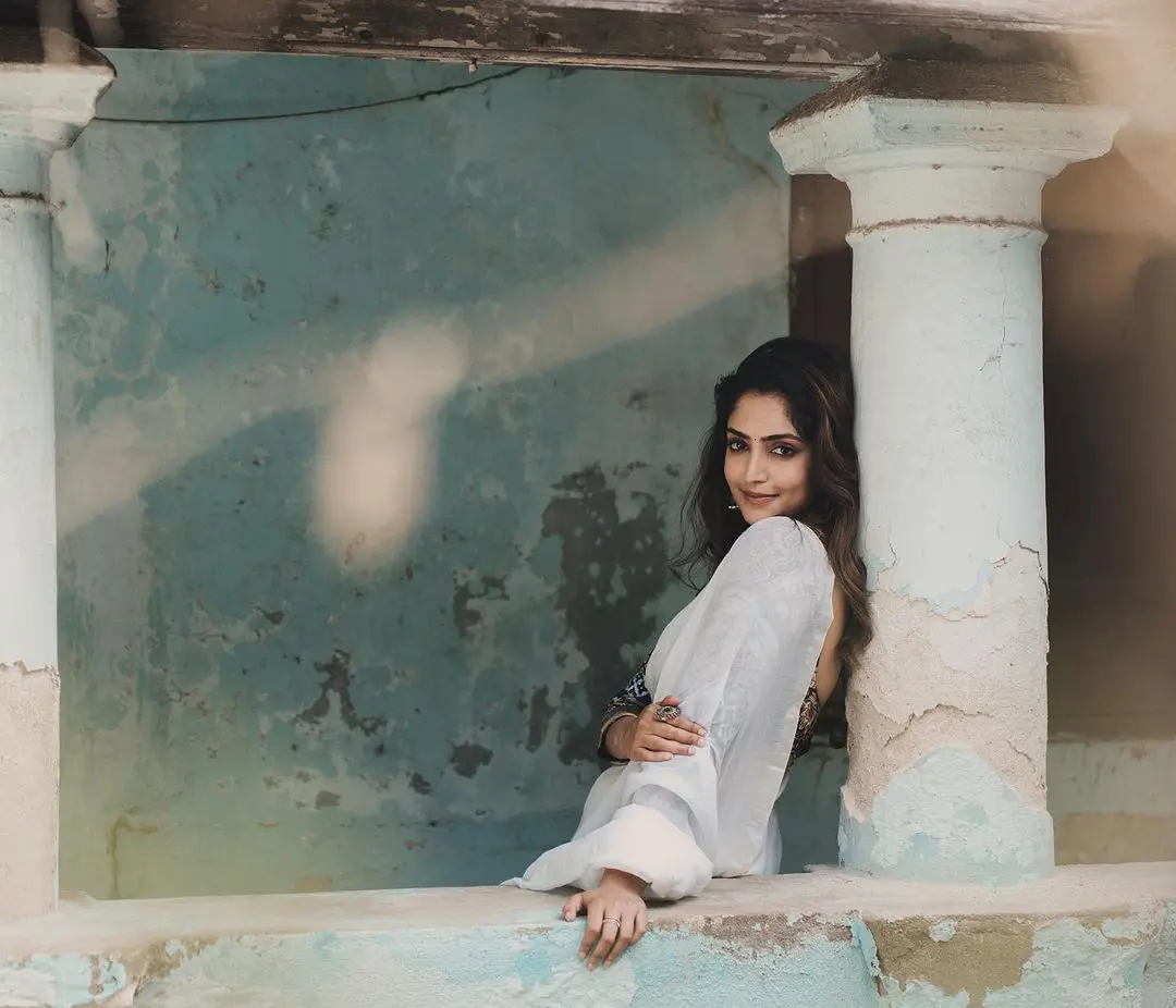 Reba Monica John latest saree photos gone viral
