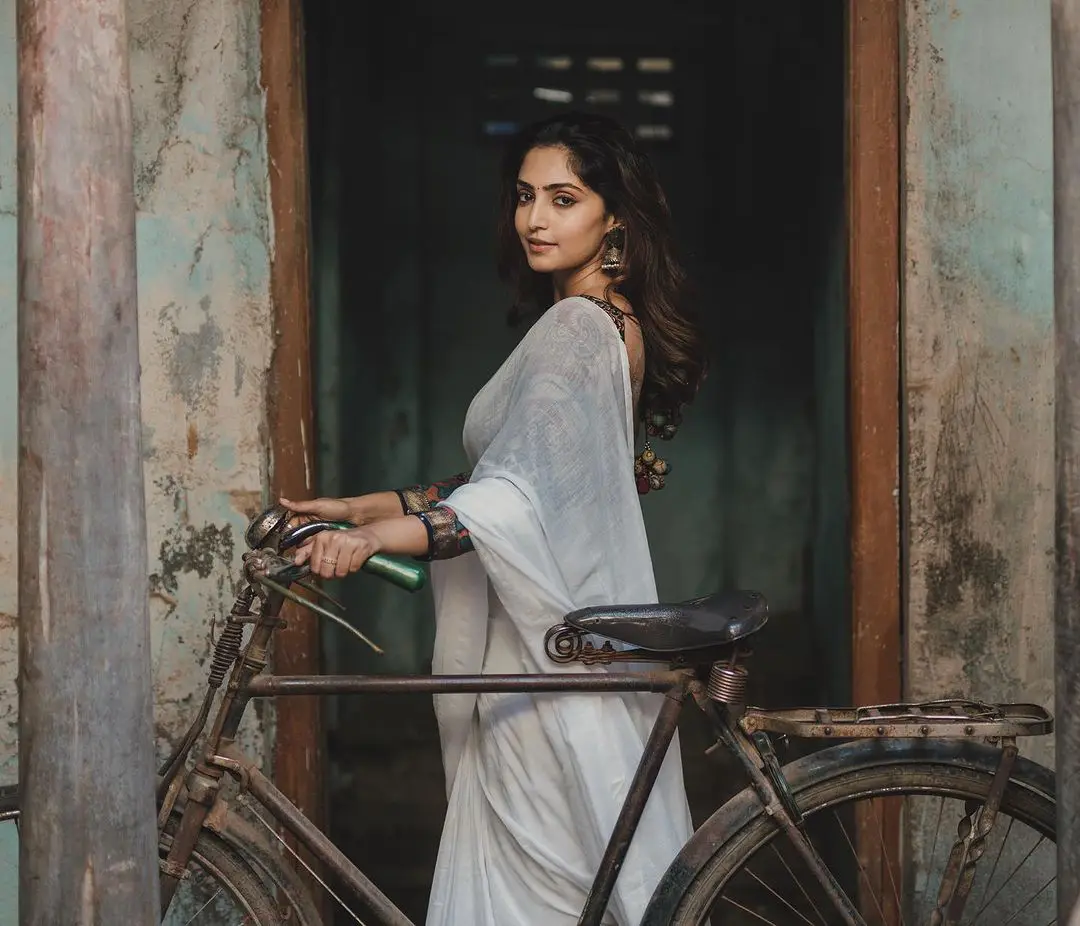 Reba Monica John latest saree photos gone viral