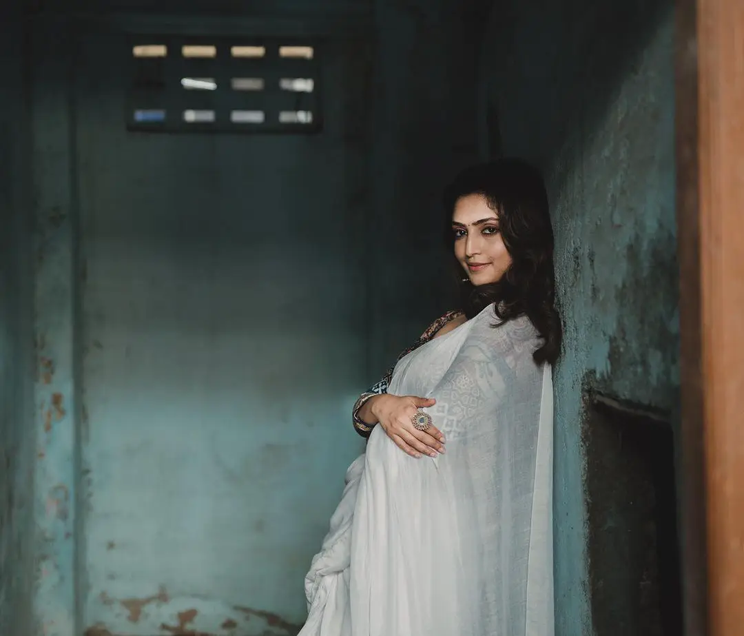 Reba Monica John latest saree photos gone viral