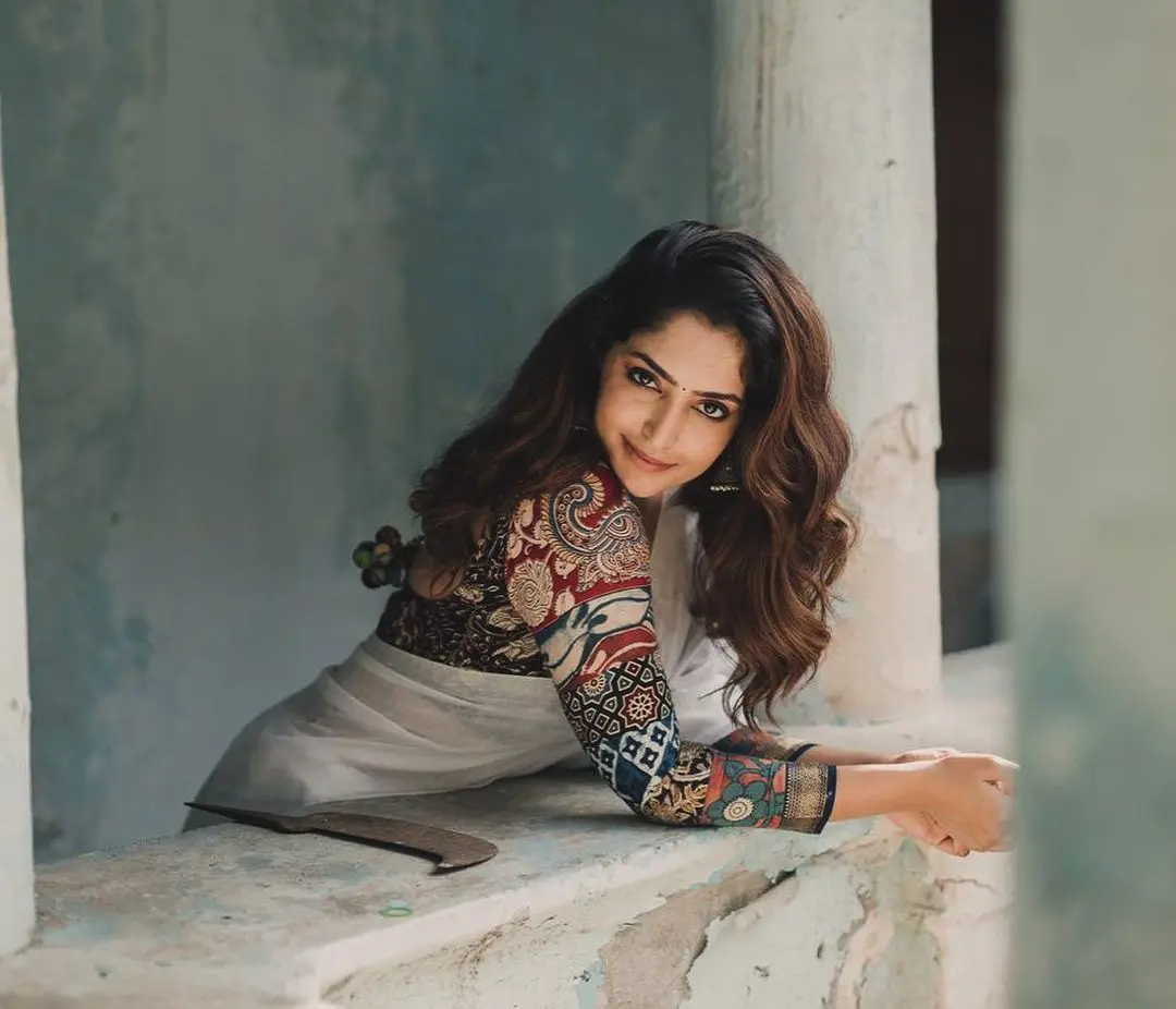 Reba Monica John latest saree photos gone viral