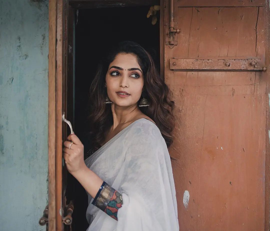 Reba Monica John latest saree photos gone viral