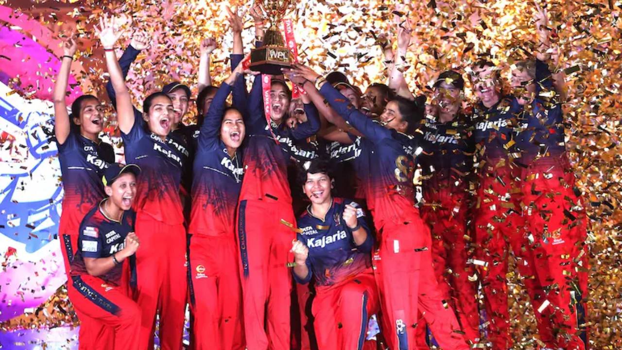 RCB Womens : ఆర్సీబీ ఉమెన్స్ టీం విన్.. మెన్స్ టీంపై సోషల్ మీడియా ట్రోల్స్.. RCB Womens : ఆర్సీబీ ఉమెన్స్ టీం విన్.. మెన్స్ టీంపై సోషల్ మీడియా ట్రోల్స్..